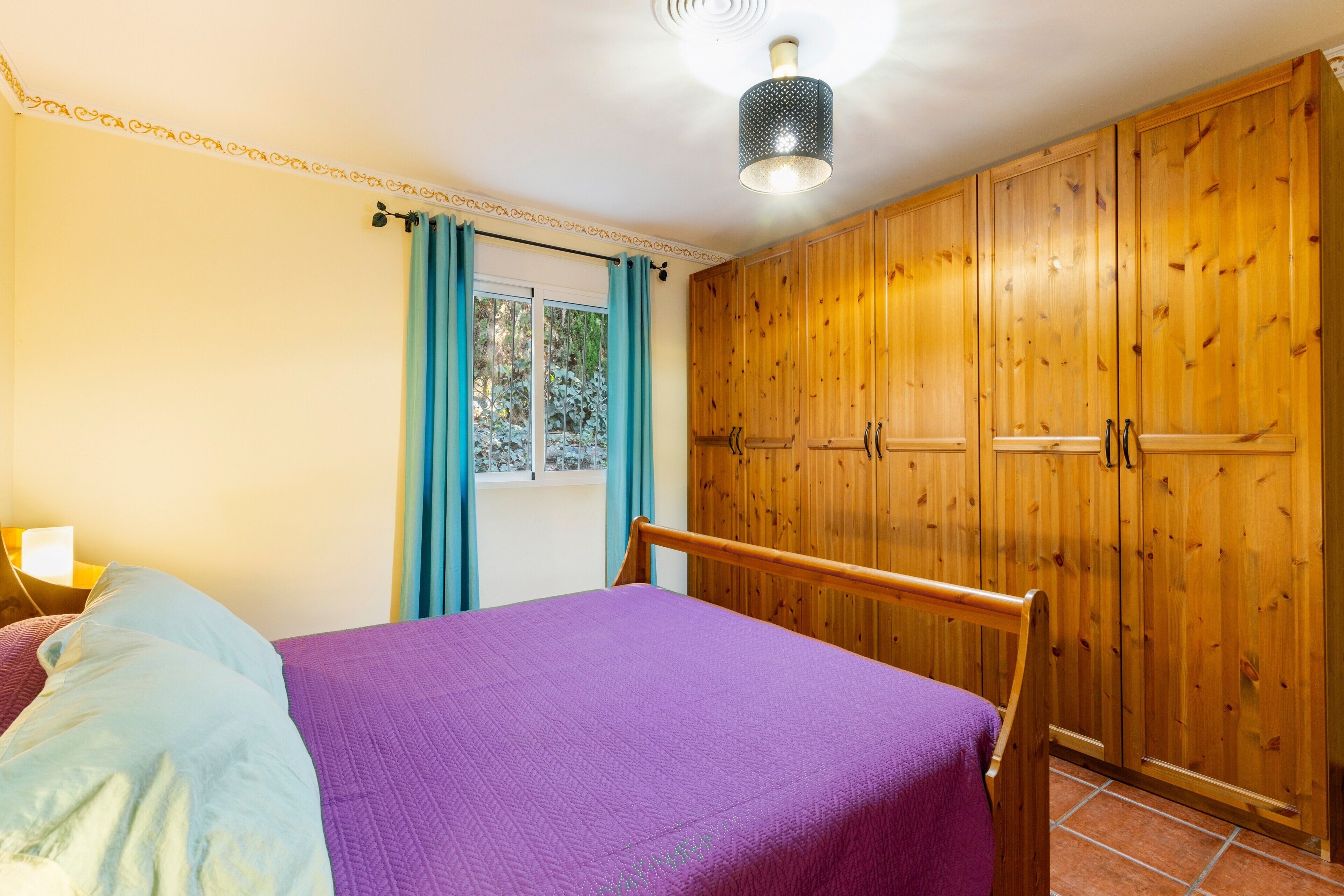 5 habitaciones, tabla de planchar con plancha, wifi y ropa de cama 