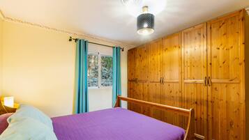 5 habitaciones, tabla de planchar con plancha, wifi y ropa de cama