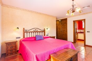 5 habitaciones, tabla de planchar con plancha, wifi y ropa de cama 