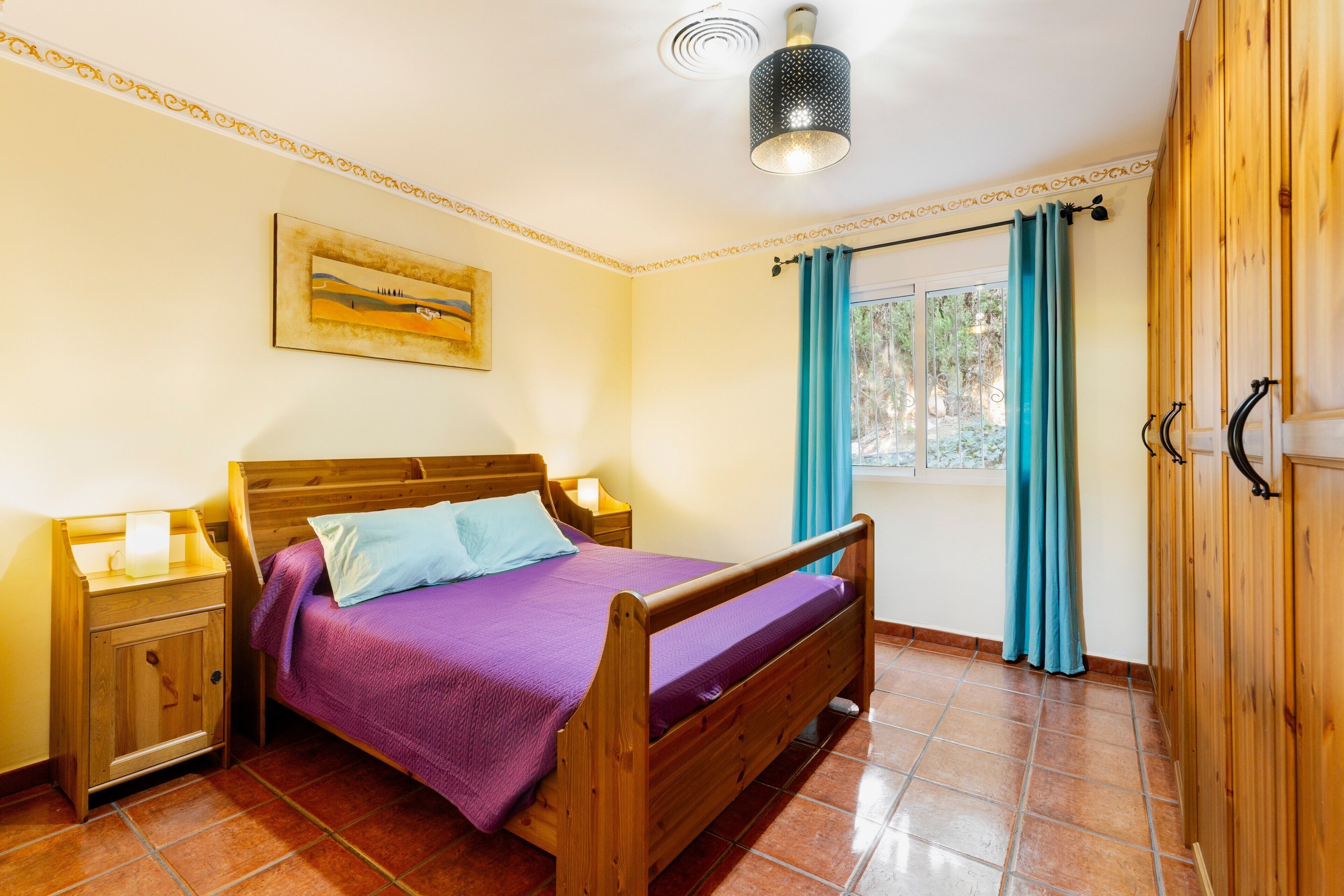 5 bedrooms, iron/ironing board, WiFi, bed sheets