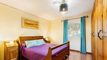 5 bedrooms, iron/ironing board, WiFi, bed sheets