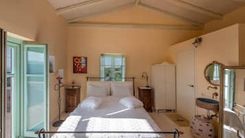 4 habitaciones, tabla de planchar con plancha, wifi y ropa de cama