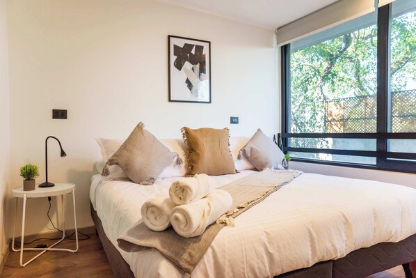 2 habitaciones, escritorio, tabla de planchar con plancha y wifi 