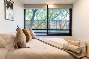 2 bedrooms, desk, iron/ironing board, WiFi