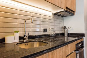 冷蔵庫、電子レンジ、オーブン、コンロ