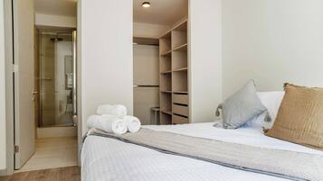 2 bedrooms, desk, iron/ironing board, WiFi