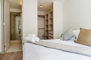 2 bedrooms, desk, iron/ironing board, WiFi