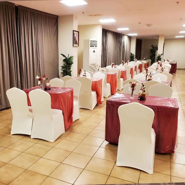 Laptop workspace, free WiFi