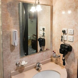 Banheira e chuveiro separados, sabonete, papel higiênico 