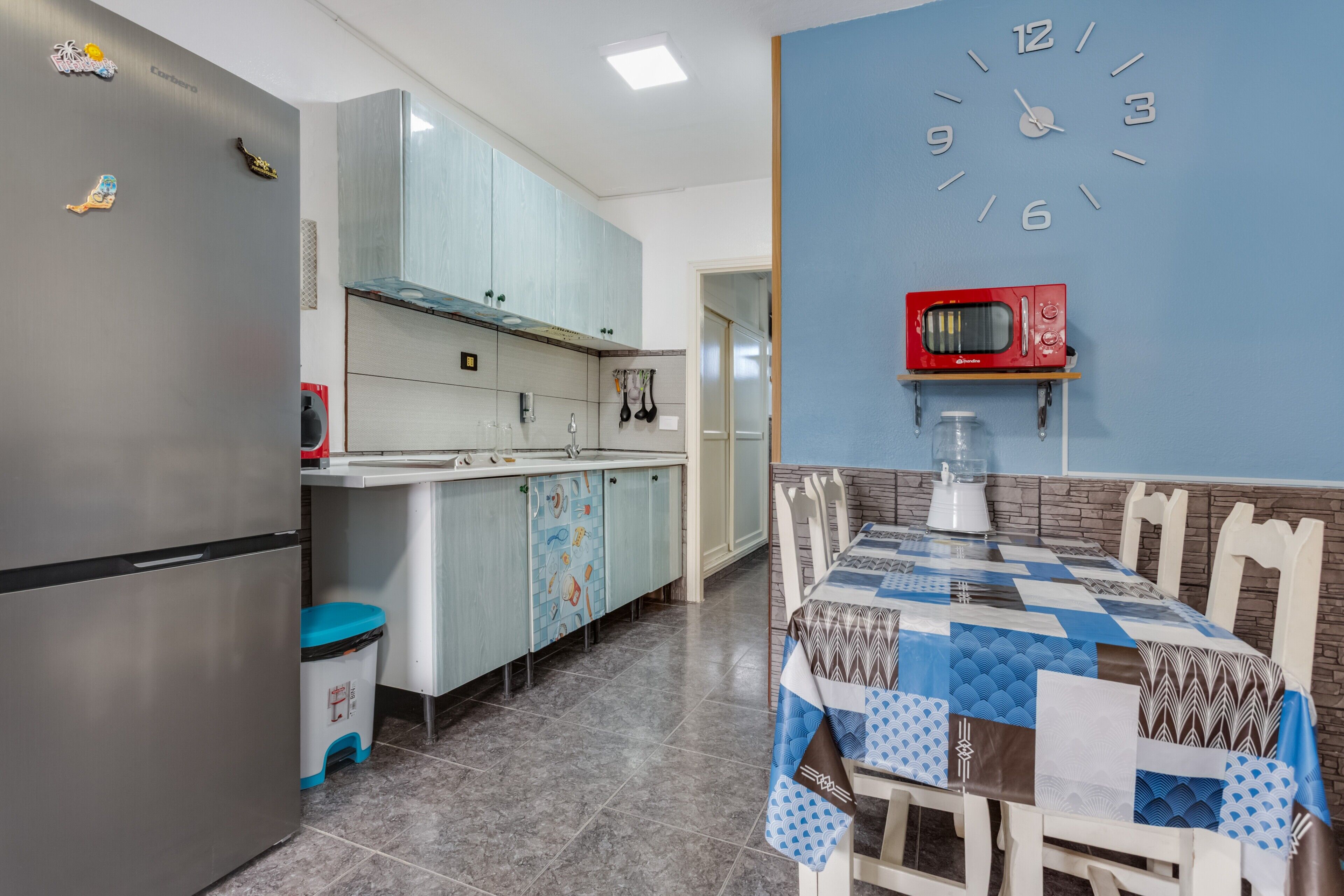 Kühlschrank, Mikrowelle, Herdplatte, Wasserkocher mit Kaffee-/Teezubehör