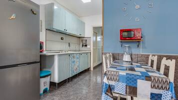 Kühlschrank, Mikrowelle, Herdplatte, Wasserkocher mit Kaffee-/Teezubehör