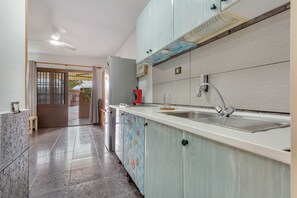Kühlschrank, Mikrowelle, Herdplatte, Wasserkocher mit Kaffee-/Teezubehör
