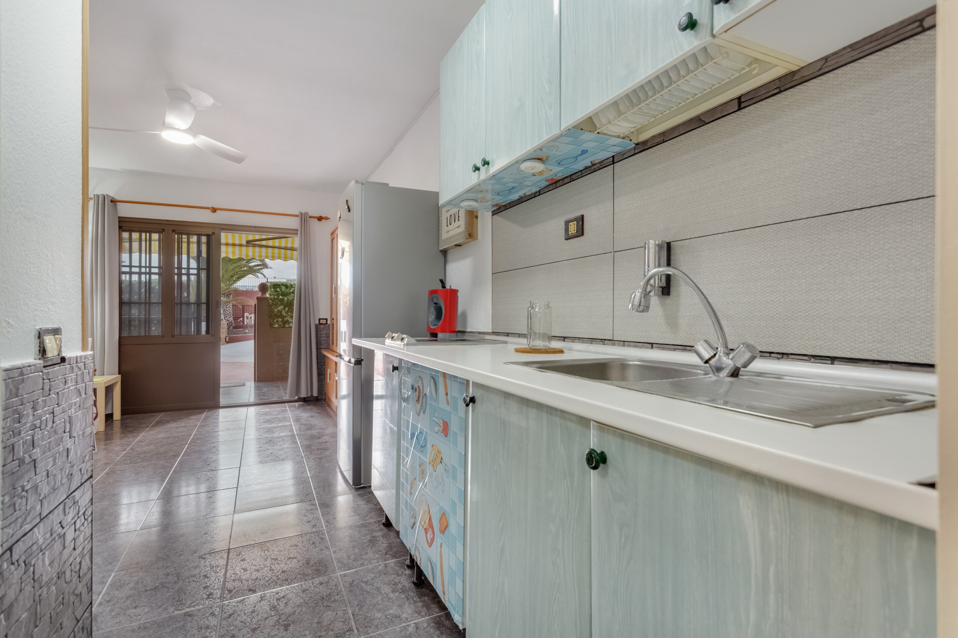 Refrigerador, microondas, parrilla de estufa y cafetera y tetera 