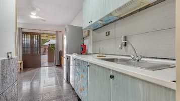 Refrigerador, microondas, parrilla de estufa y cafetera y tetera