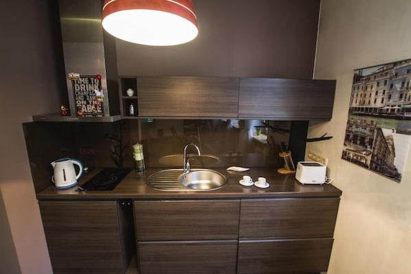 Refrigerador, microondas, placa de cocina, cafetera/tetera