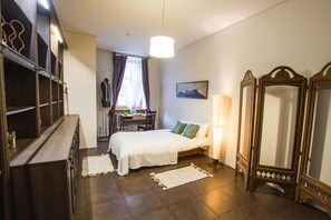 2 bedrooms, desk, iron/ironing board, travel crib