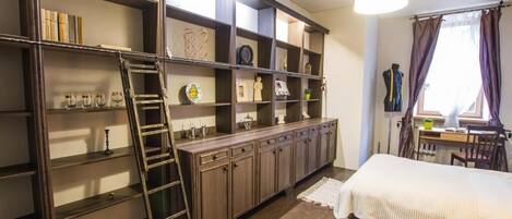 2 habitaciones, escritorio y tabla de planchar con plancha