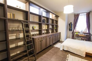 2 habitaciones, escritorio y tabla de planchar con plancha