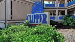 Un letrero de hotel con el nombre 'CLIPPER' y un diseño estilizado de barco.