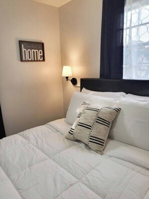 2 bedrooms, iron/ironing board, WiFi, bed sheets - Relaxing 2 Bed & Bath Apt Home By the Beach (Virginia Beach)