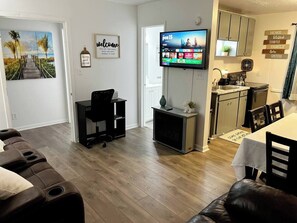 Living area - Relaxing 2 Bed & Bath Apt Home By the Beach (Virginia Beach)