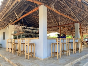 2 bars/lounges