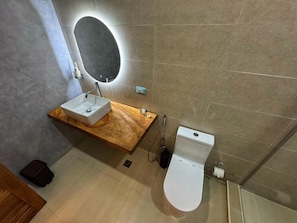 Deluxe Suite, Pool View | Bathroom