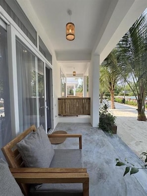 Deluxe Suite, Pool View | Living area