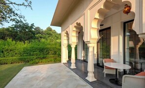 Premier Room with Private Garden | Minibar với thức ăn, đồ uống miễn phí, két bảo mật tại phòng 