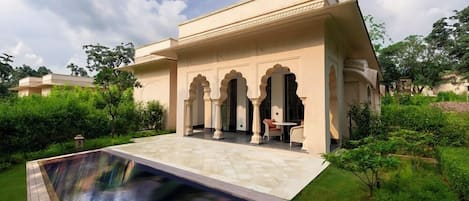 Premier Room with Private Pool | Mini-bar avec articles gratuits, coffres-forts dans les chambres