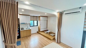 Estudio superior, balcón, vista a la ciudad