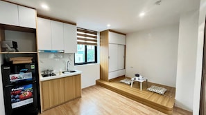 Estudio superior, balcón, vista a la ciudad | Cocina privada