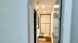 Un interior moderno con una escalera que lleva a un dormitorio.