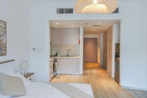 1 habitación, tabla de planchar con plancha, internet y ropa de cama