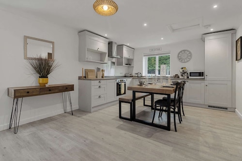 Tor Cottage -Private Hot Tub & Communal Swimming Pool with Fishing nearby