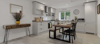Tor Cottage -Private Hot Tub & Communal Swimming Pool with Fishing nearby
