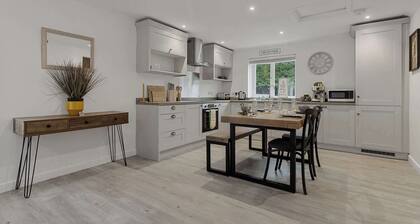 Tor Cottage -Private Hot Tub & Communal Swimming Pool with Fishing nearby