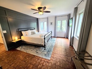 4 bedrooms, iron/ironing board, free WiFi, bed sheets - Lakefront home in Radford with private dock, large deck, and great views (Radford)
