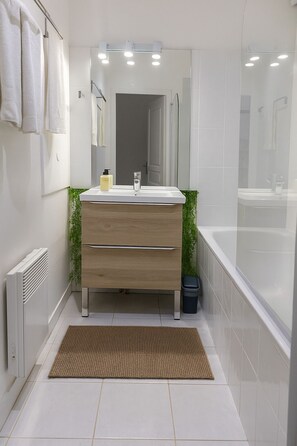 Serviettes fournies, savon, papier toilette