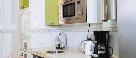 Kjøleskap, mikrobølgeovn, oppvaskmaskin og kaffetrakter/tekoker