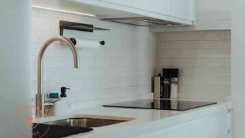 Een koelkast, een magnetron, een oven, een kookplaat