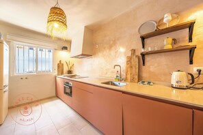 Frigorifero, forno, piano cottura, lavastoviglie