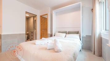 1 slaapkamer, een strijkplank/strijkijzer, reisbedje, gratis wifi