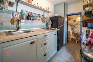 Fridge, oven, stovetop, coffee/tea maker