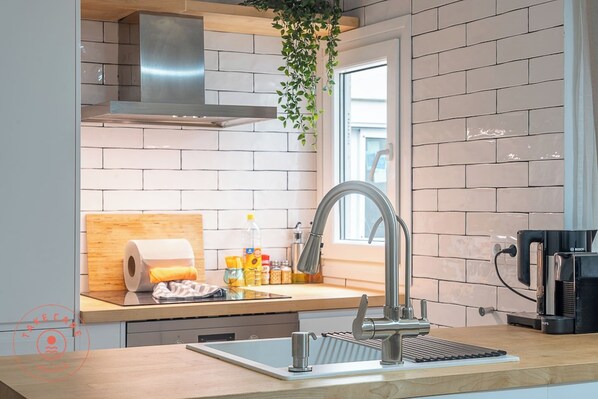 Fridge, oven, stovetop, coffee/tea maker