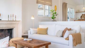 Een televisie en een open haard