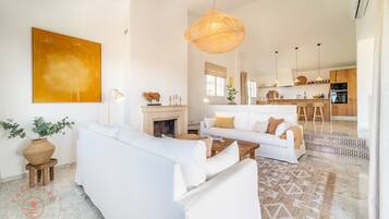 Een televisie en een open haard