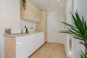 Frigorífico, placa de cocina, cafetera o tetera y hervidor eléctrico