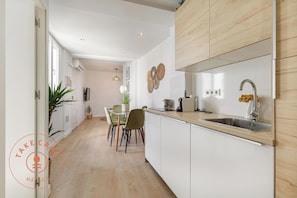Frigorífico, placa de cocina, cafetera o tetera y hervidor eléctrico