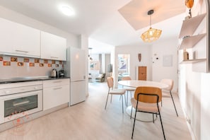 Fridge, oven, stovetop, coffee/tea maker